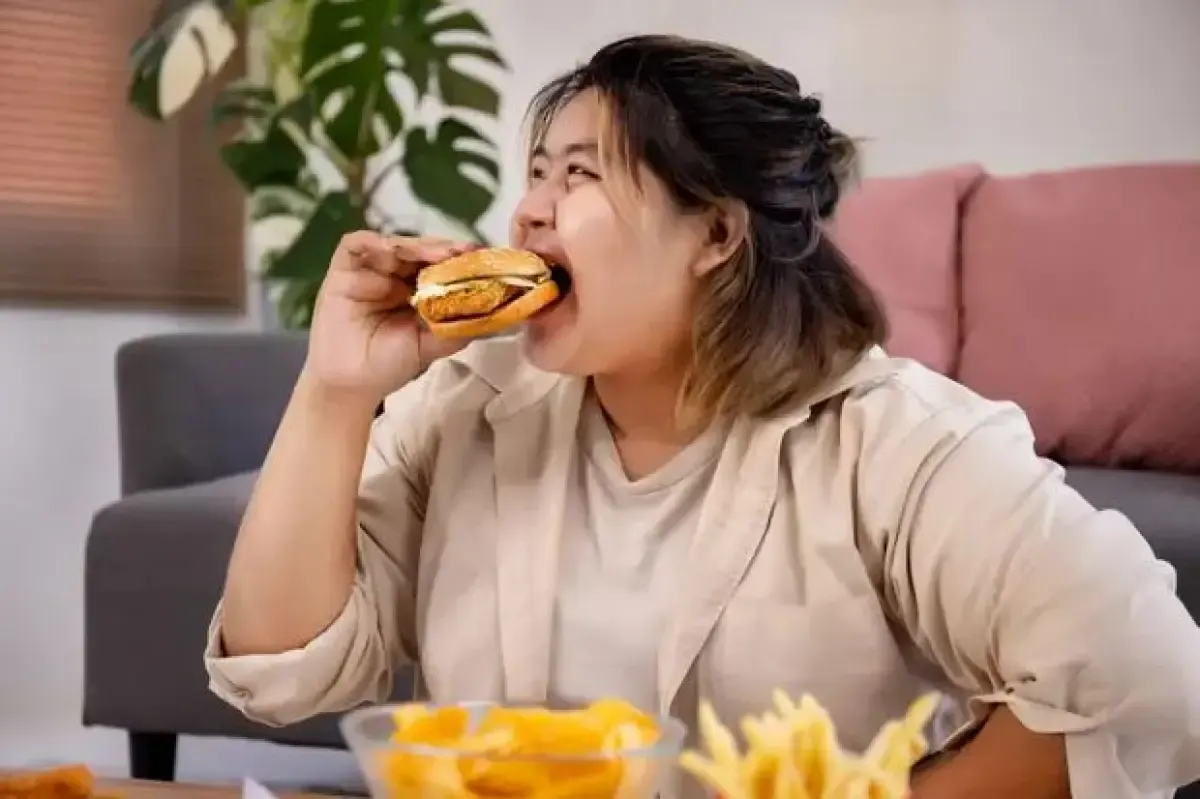 Ilustrasi seorang wanita yang makan banyak. (Sumber : Freepik.com/studioredcup)