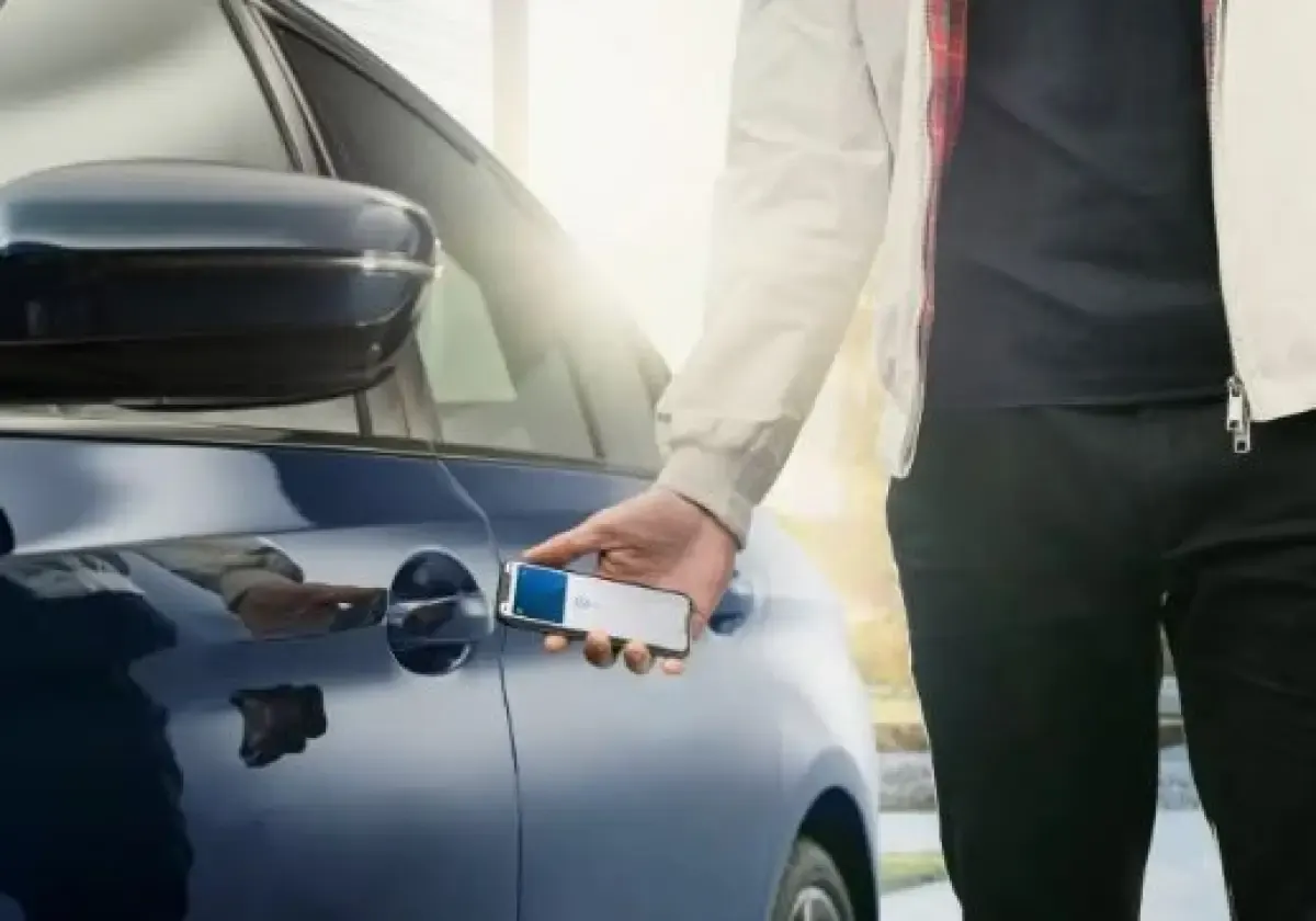 Perkembangan teknologi memungkinkan pemilik kendaraan membuka pintu mobil terkunci dengan menggunakan handphone (HP).