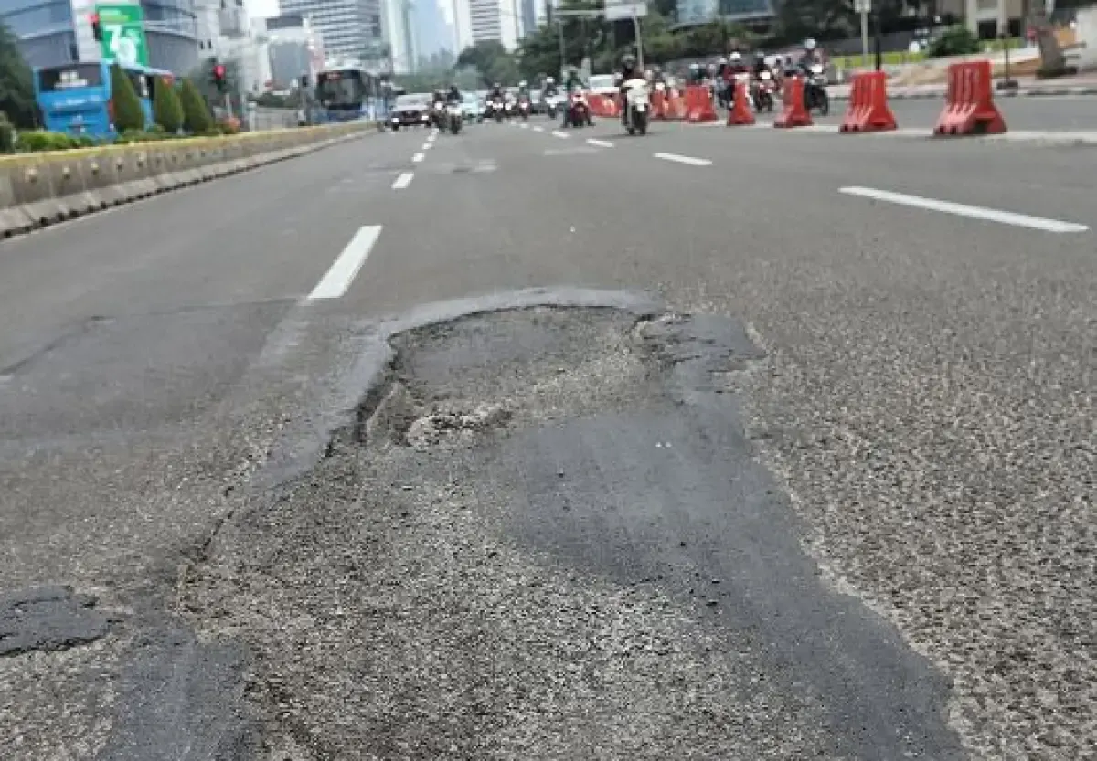 Jalanan di Tanah Air tidak bisa dikatakan mulus amat. Banyak sekali jalan raya dengan kualitas buruk