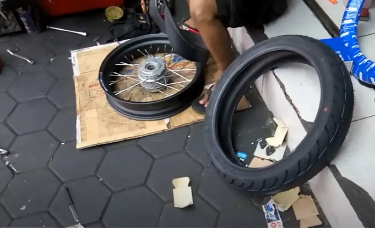 Penggunaan ban tubeless pada velg jari-jari ternyata bisa loh. Hanya saja memerlukan cara khusus agar angin dari ban nggak gampang keluar.