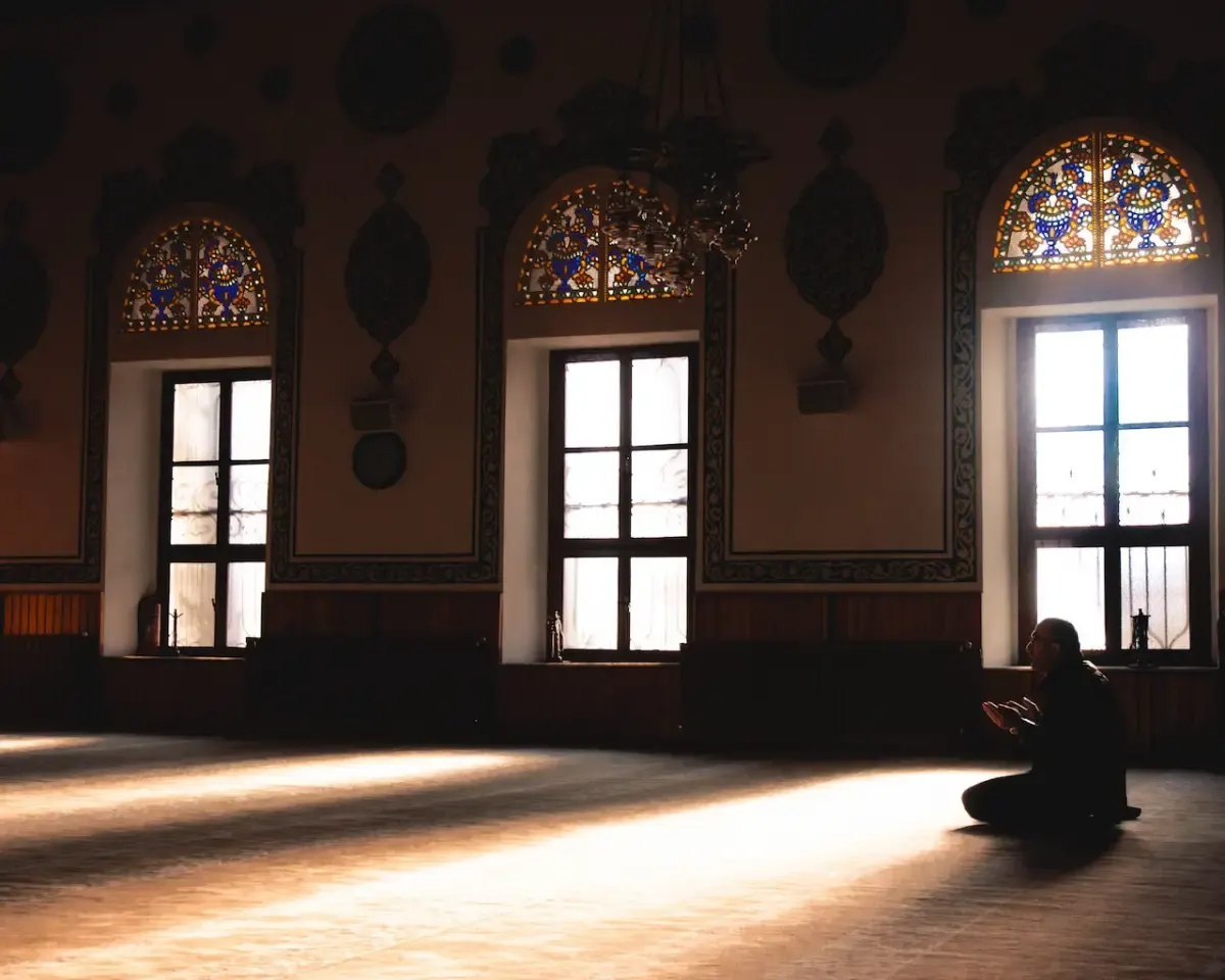 Ilustrasi iktikaf di masjid saat Ramadan. (Sumber : pexels.com/Ali Arapoğlu)