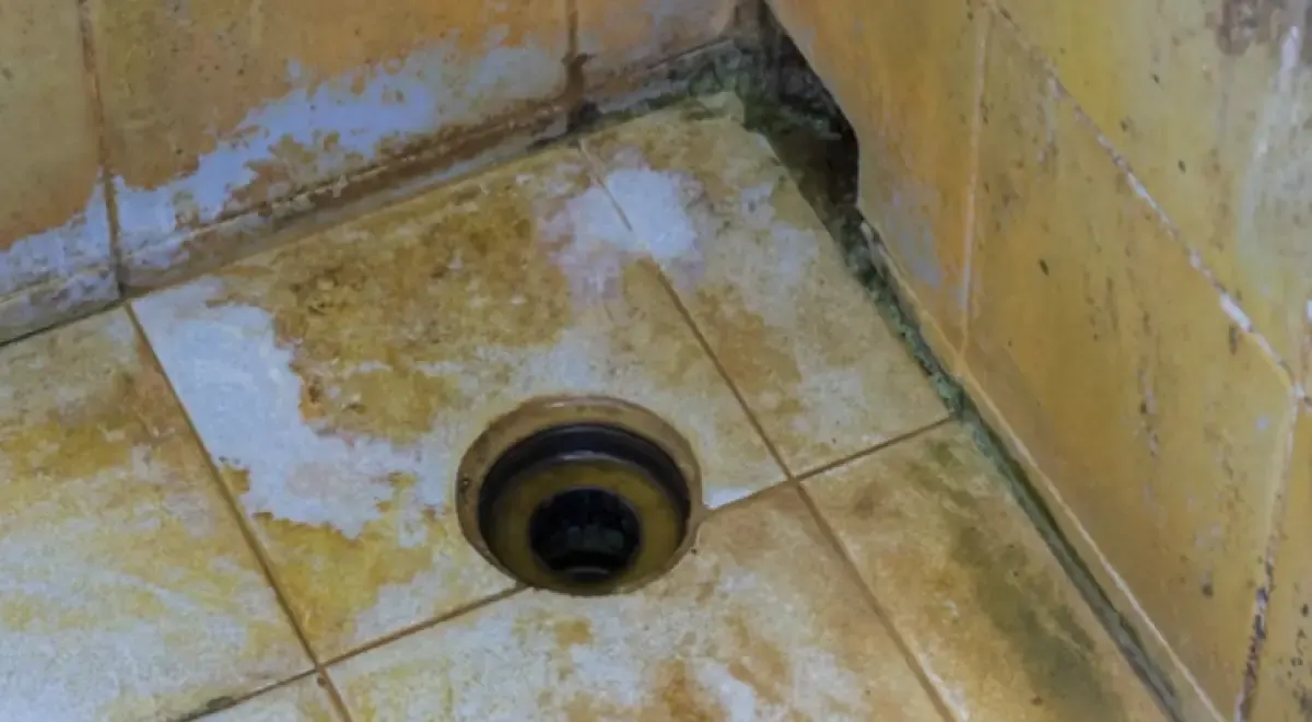 Ilustrasi, noda atau kerak di kamar mandi yang sulit dihilangkan.