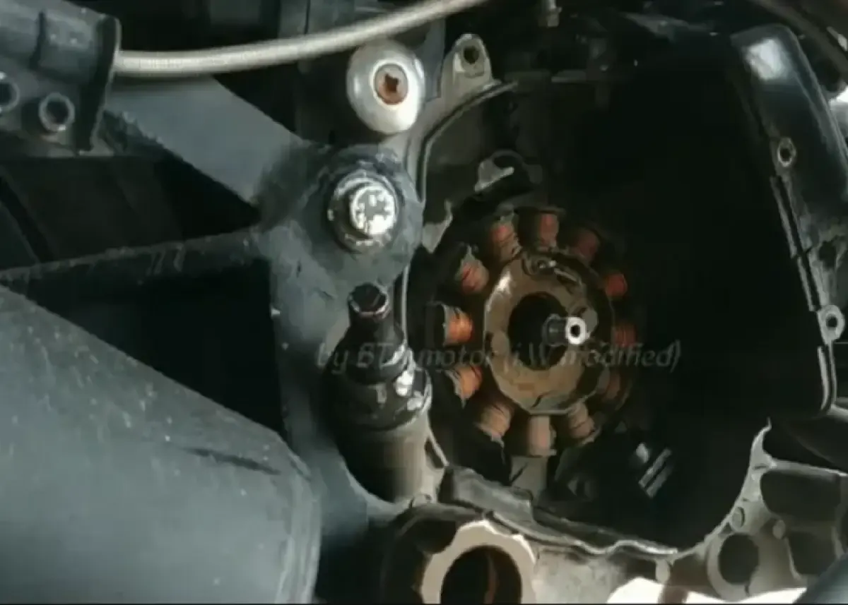 Ilustrasi spul motor matic yang kotor dan mengakibatkan gangguan pengisian listrik aki (Sumber : youtube.com/BTA motor)