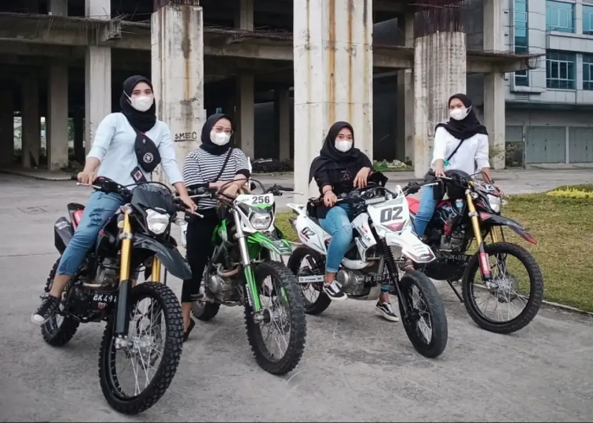 Ilustrasi pengendara motor wanita (Sumber : instagram.com/olatrianaa)