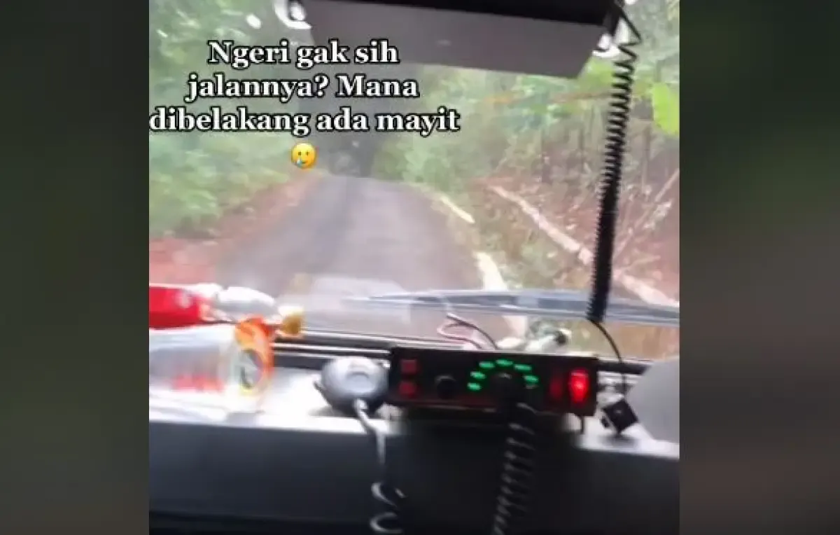 Seorang pengguna TikTok membagikan pengalaman mistisnya saat membawa mobil jenazah melewati jalan kecil. (Sumber : TikTok/Fujiyahg)