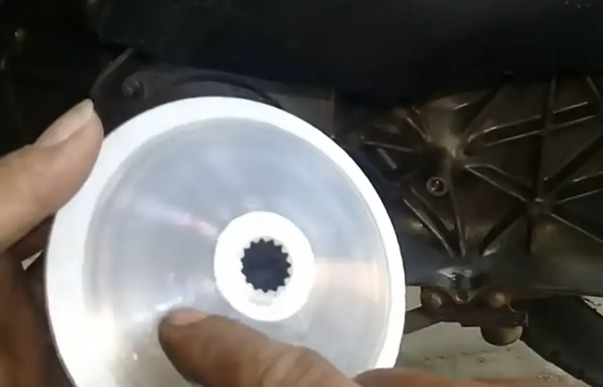 Ilustrasi pulley depan CVT motor matic yang sudah aus dan tipis (Sumber : youtube.com/KAKEX Channel)