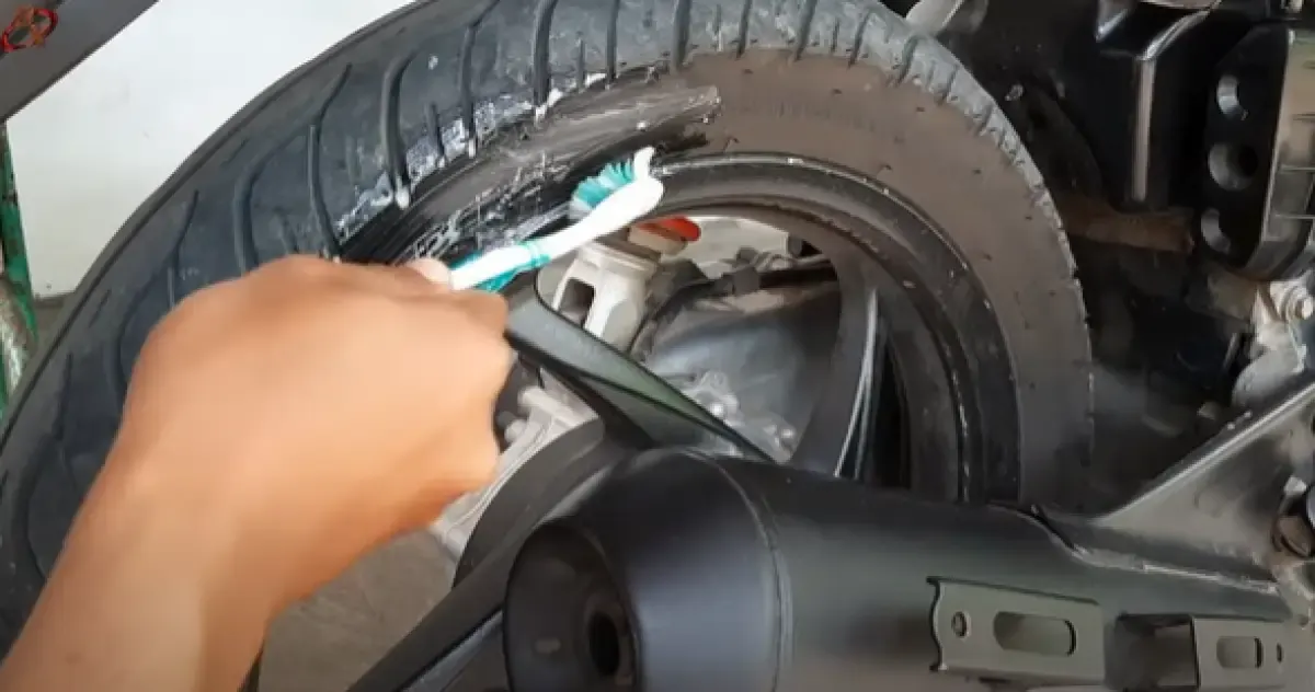 Ilustrasi penyemiran ban motor (Sumber : youtube.com/Bang Experiment)