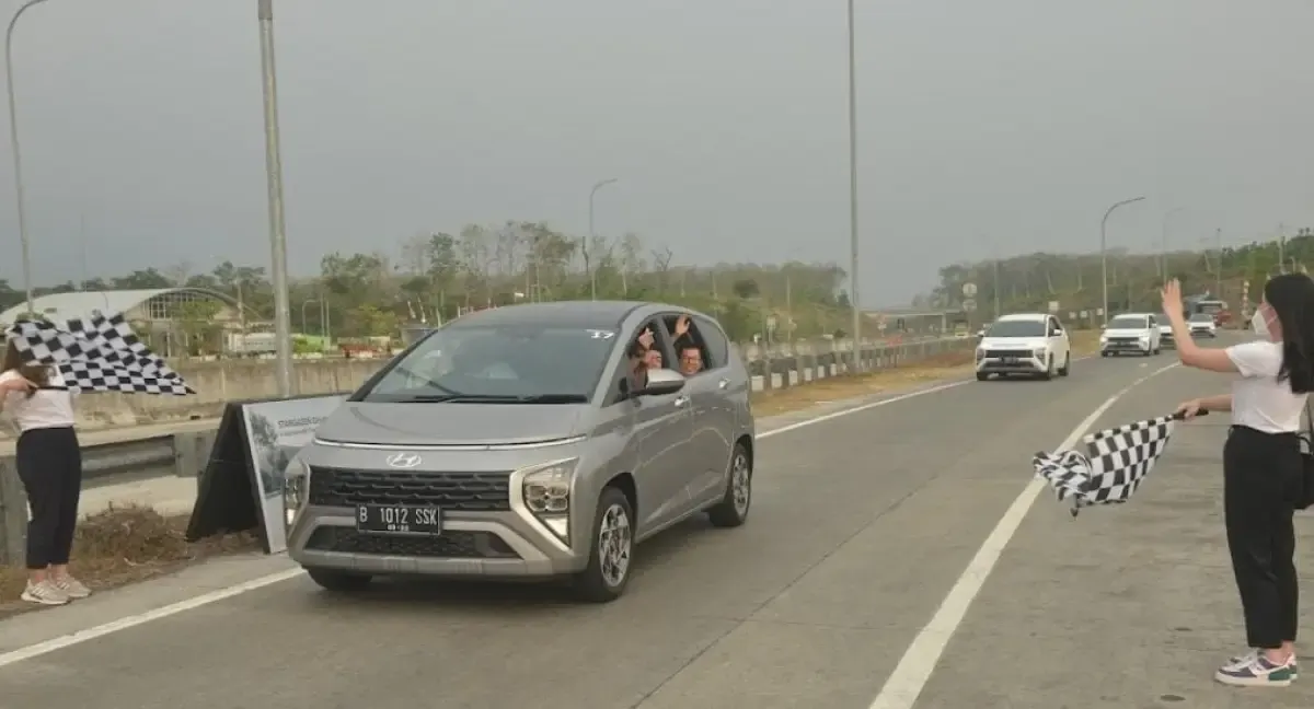 Datang jadi pesaing Mitsubishi Xpander dan Toyota Veloz, Hyundai Stargazer menyajikan beragam fitur menarik. Bahkan, beberapa diantaranya bisa dibilang lebih lengkap dari para rival yang sudah lebih dulu meluncur (Sumber : RODANESIA.COM)