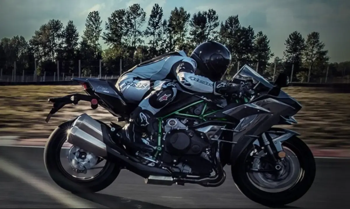 Ilustrasi motor tercepat Kawasaki Ninja H2 (Sumber : kawasaki-motor.co.id)
