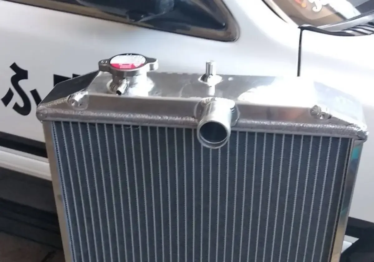 Tutup air radiator ini memiliki beberapa komponen yaitu vacuum valve, relief valve, dan karet tutup radiator