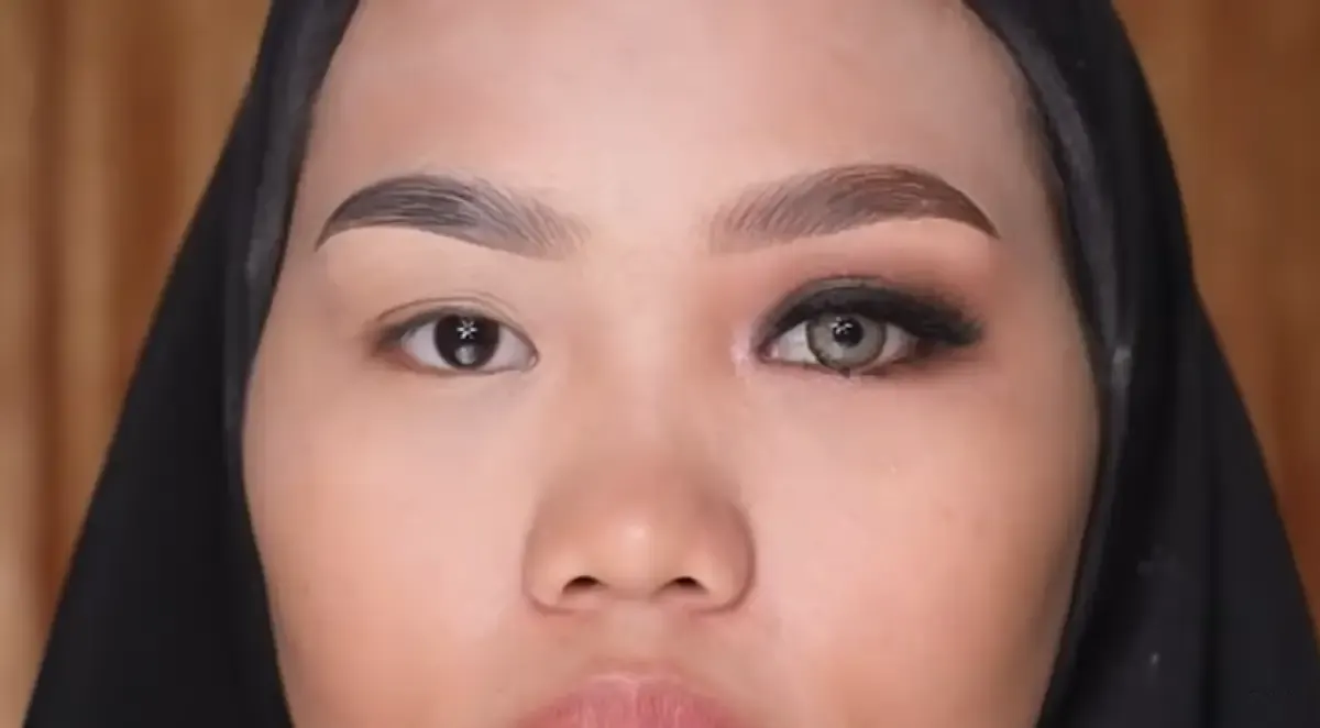 Model Ari Izam memperagakan perbedaan mata sipit sebelum diberi makeup dengan yang sudah, terlihat mata sipit menjadi besar