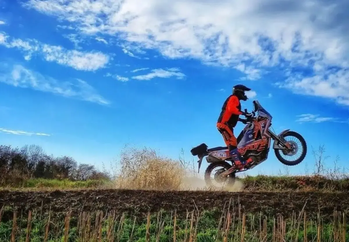 Selain karena lebih menyenangkan, berkendara dengan teman juga dapat membantu apabila terjadi masalah pada saat di jalur off road