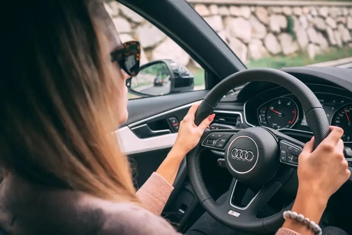 Di keadaan tertentu, orang dengan kondisi khusus seperti ibu hamil bahkan harus mengemudi mobil sendiri, Aman kah? (Sumber : Unsplash)