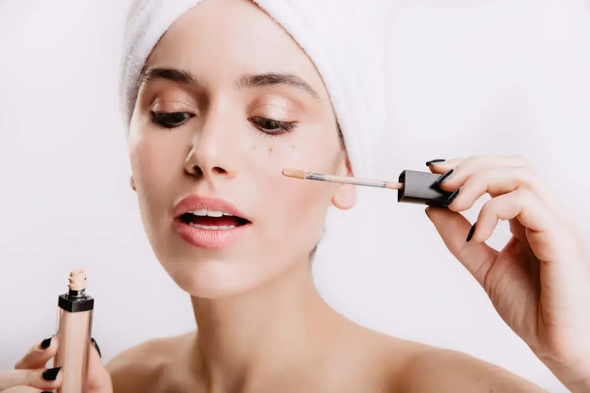 Ilustrasi penggunaan concealer pada wajah. (Sumber : Freepik.com/lookstudio)