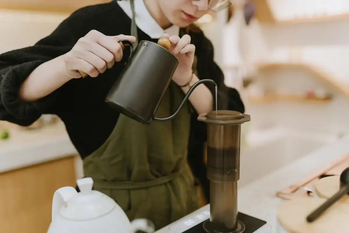Ilustrasi, seorang barista sedang menyeduh kopi.