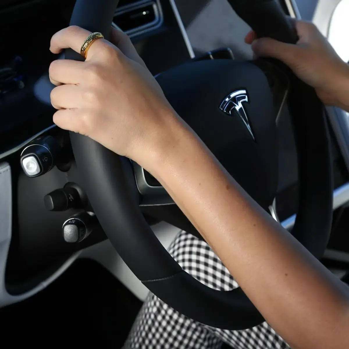 Siapa disini yang baru bisa mengendarai mobil matic? Meskipun mengendarai mobil matic tidak begitu sulit