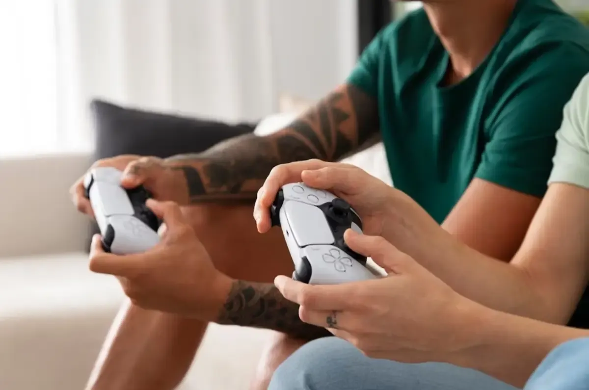 Bermain game untuk mencari hiburan. (freepik.com) (Sumber : freepik.com)