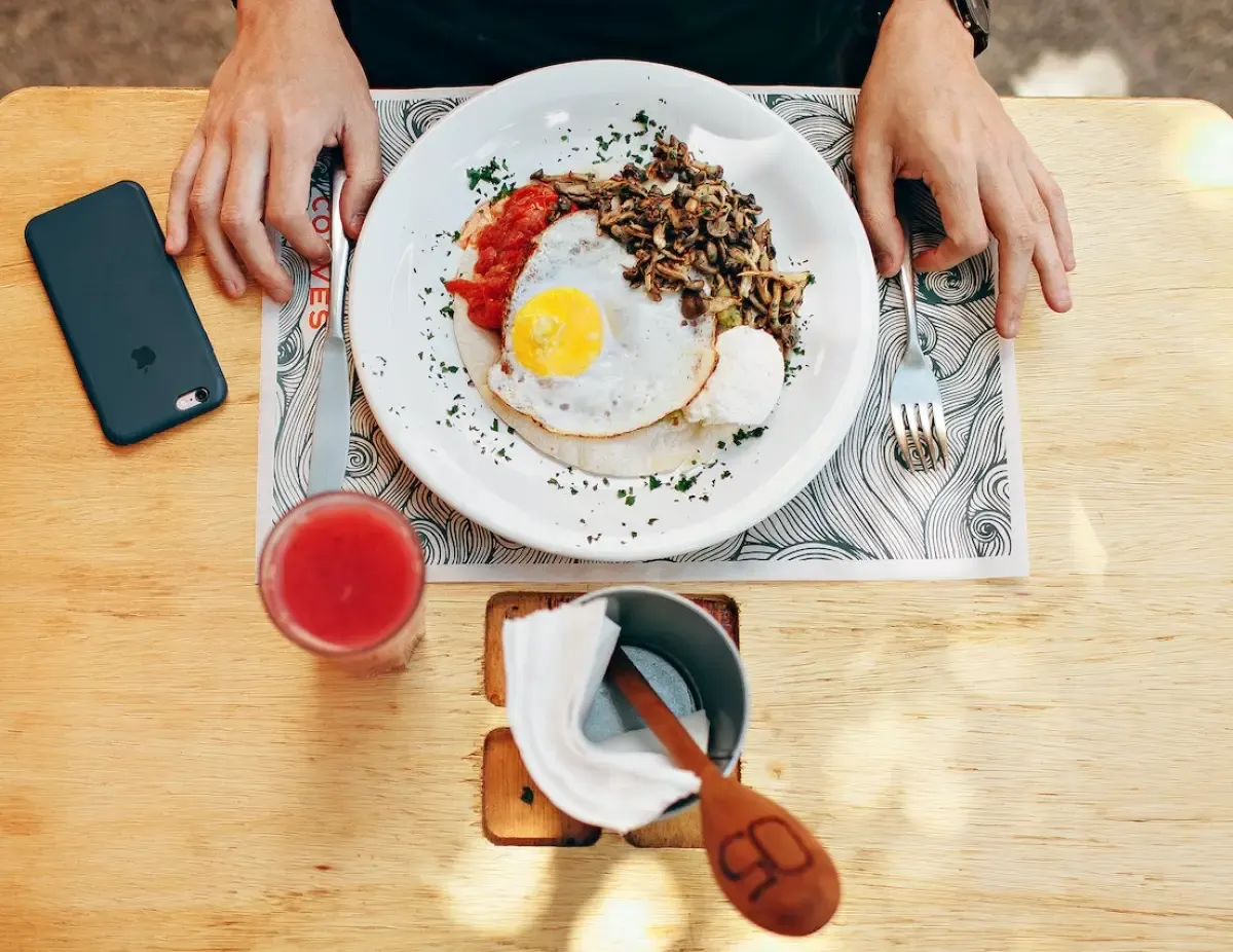 8 Adab Makan dan Minum Sesuai Sunnah Rasulullah (Sumber : pexels.com/Helena Lopes)