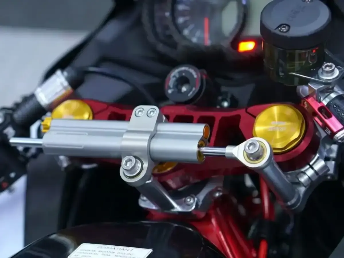 Ilustrasi penggunaan steering damper pada motor (Sumber : Pinterest)