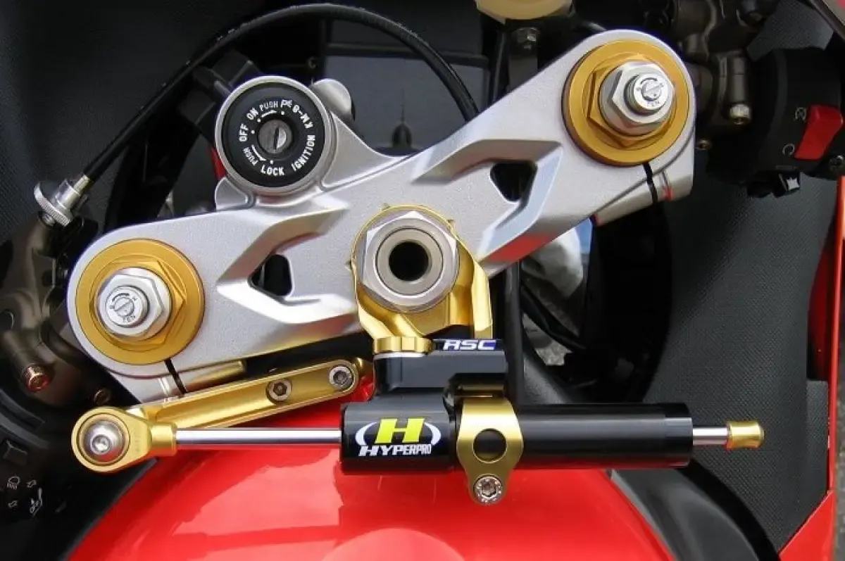 Ilustrasi penggunaan steering damper pada motor (Sumber : Bikepedia.com)