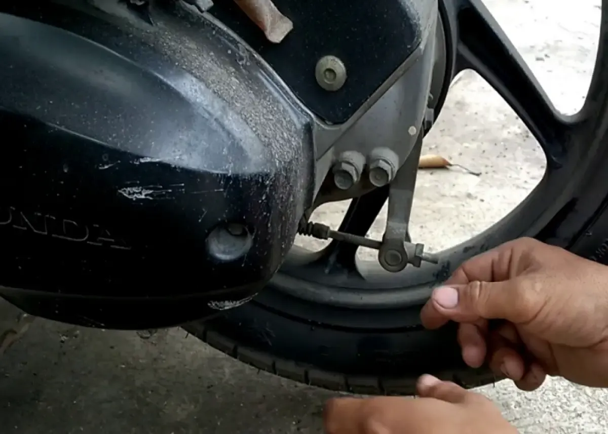 Ilustrasi perawatan rem tromol motor matic (Sumber : youtube.com/saudara motor)