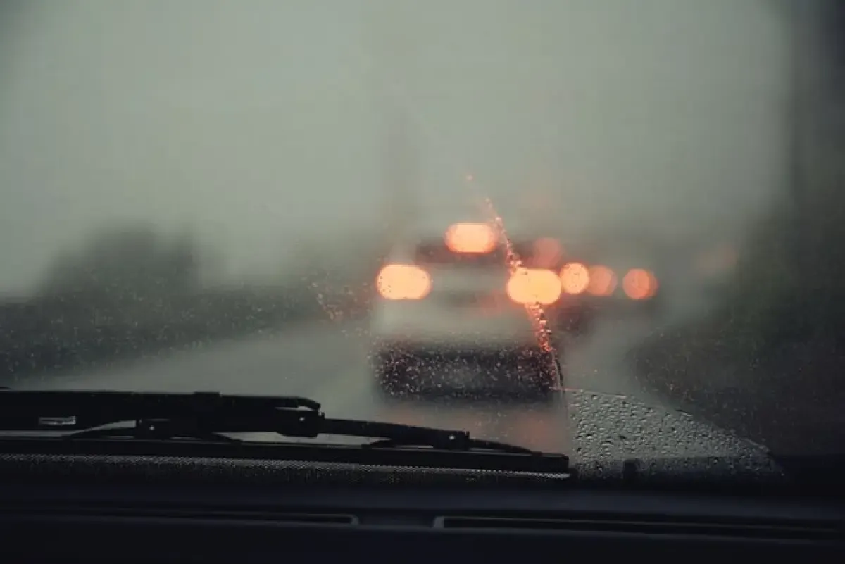 Ilustrasi kaca mobil berembun (Sumber : https://unsplash.com/@soltanloo)