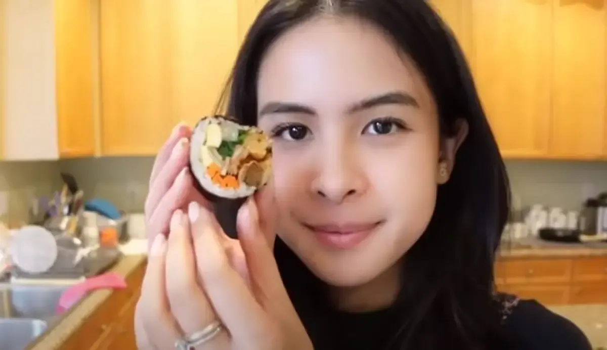 Potret Maudy Ayunda makan kimbap rendang (Sumber : YouTube/modmedia)