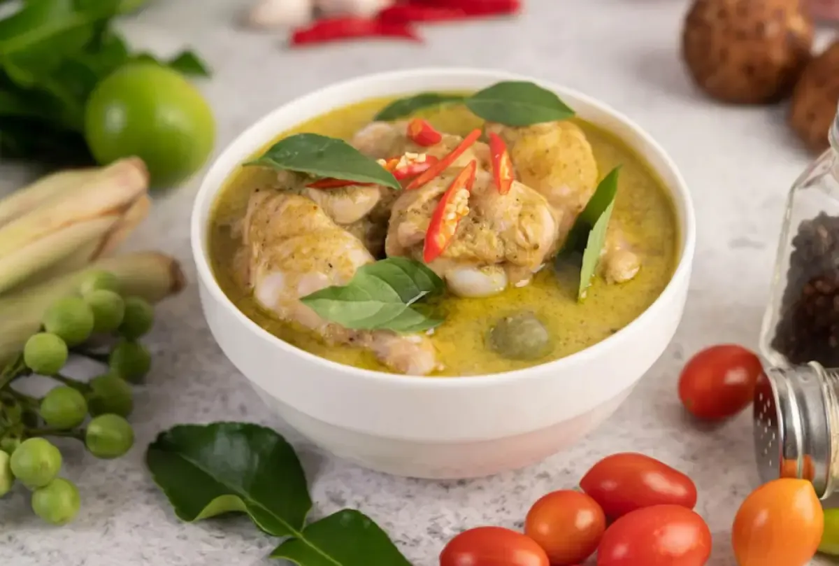 Opor Ayam, Masakan Khas Lebaran (Sumber : freepik/jcomp)