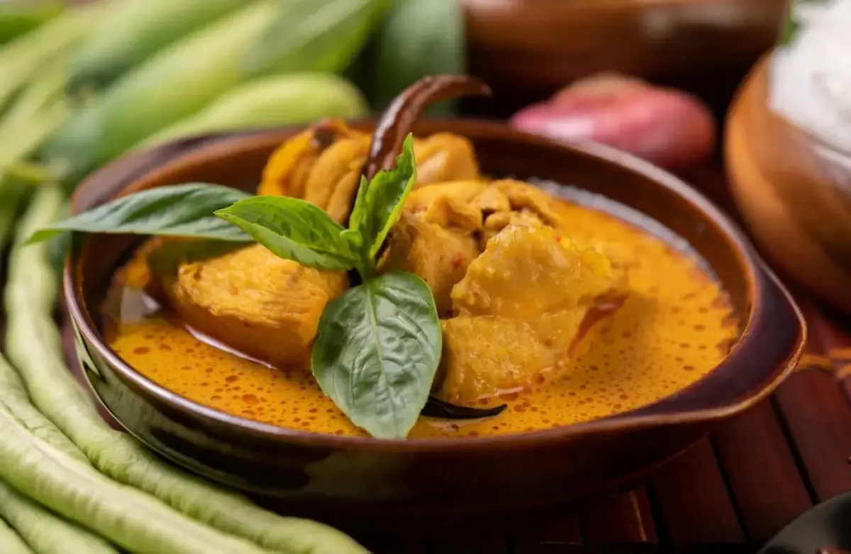 Resep Opor Ayam, Masakan Khas Lebaran (Sumber : freepik/jcomp)