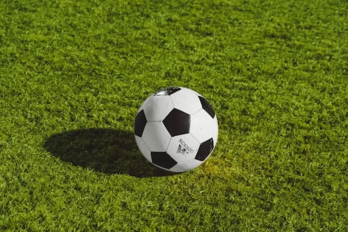 Ilustrasi sepak bola  (Sumber : unsplash.com/@wesleyphotography)