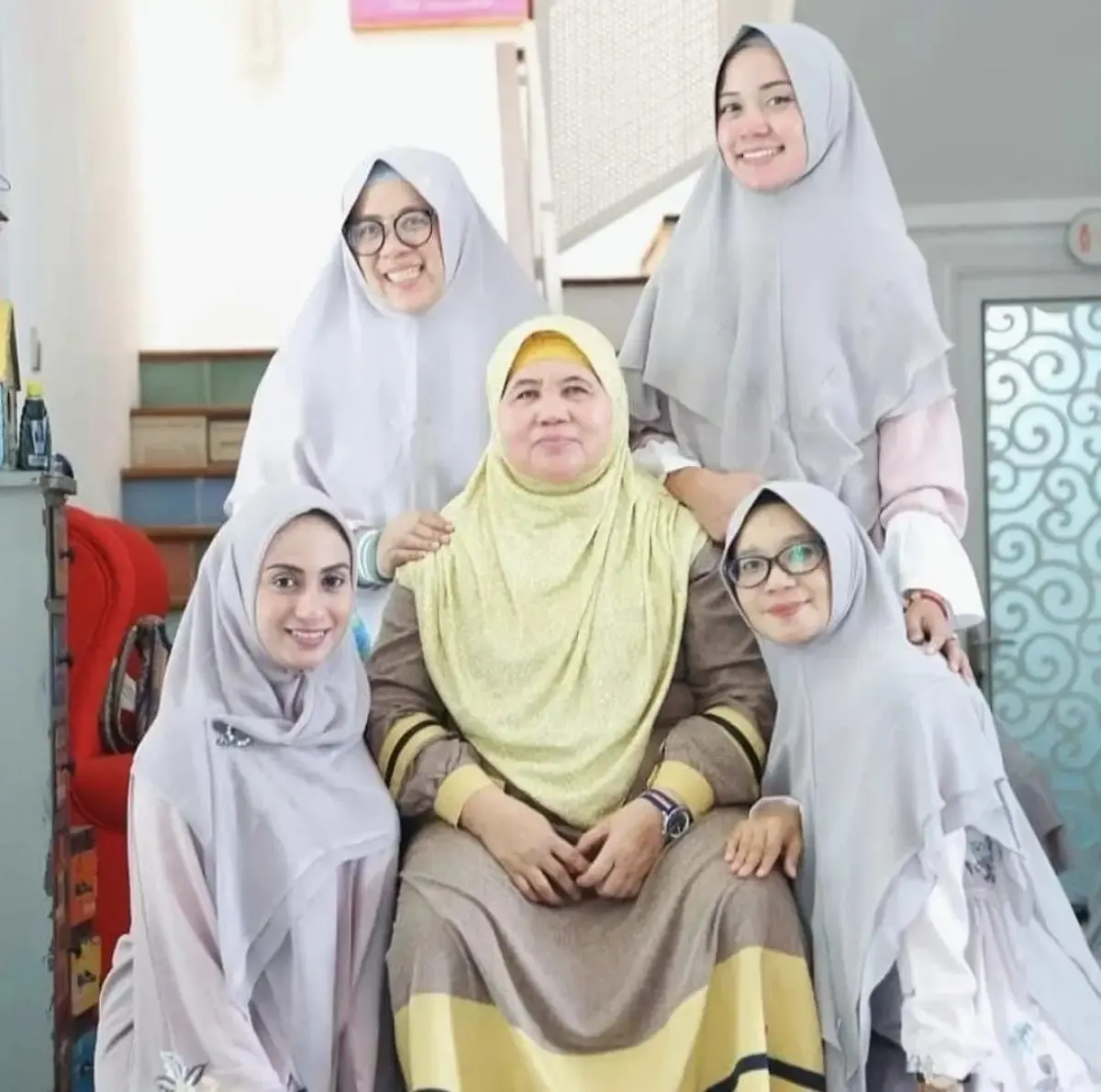 Potret Mamah Dedeh dan keempat anakanya (Sumber : Instagram/@mamahdedeh_officialaccount)