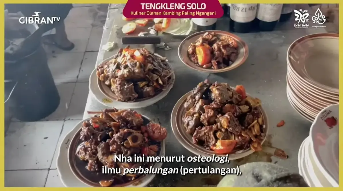 Tangkapan layar tengkleng khas Solo. (Sumber : YouTube/Gibran Rakabuming)