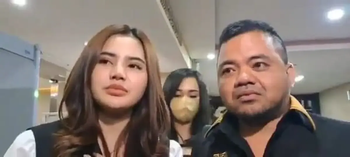 Potret Iklima Kim ditemani kuasa hukumnya (Sumber : Tangkap Layar Video Instagram/@razmannasution)