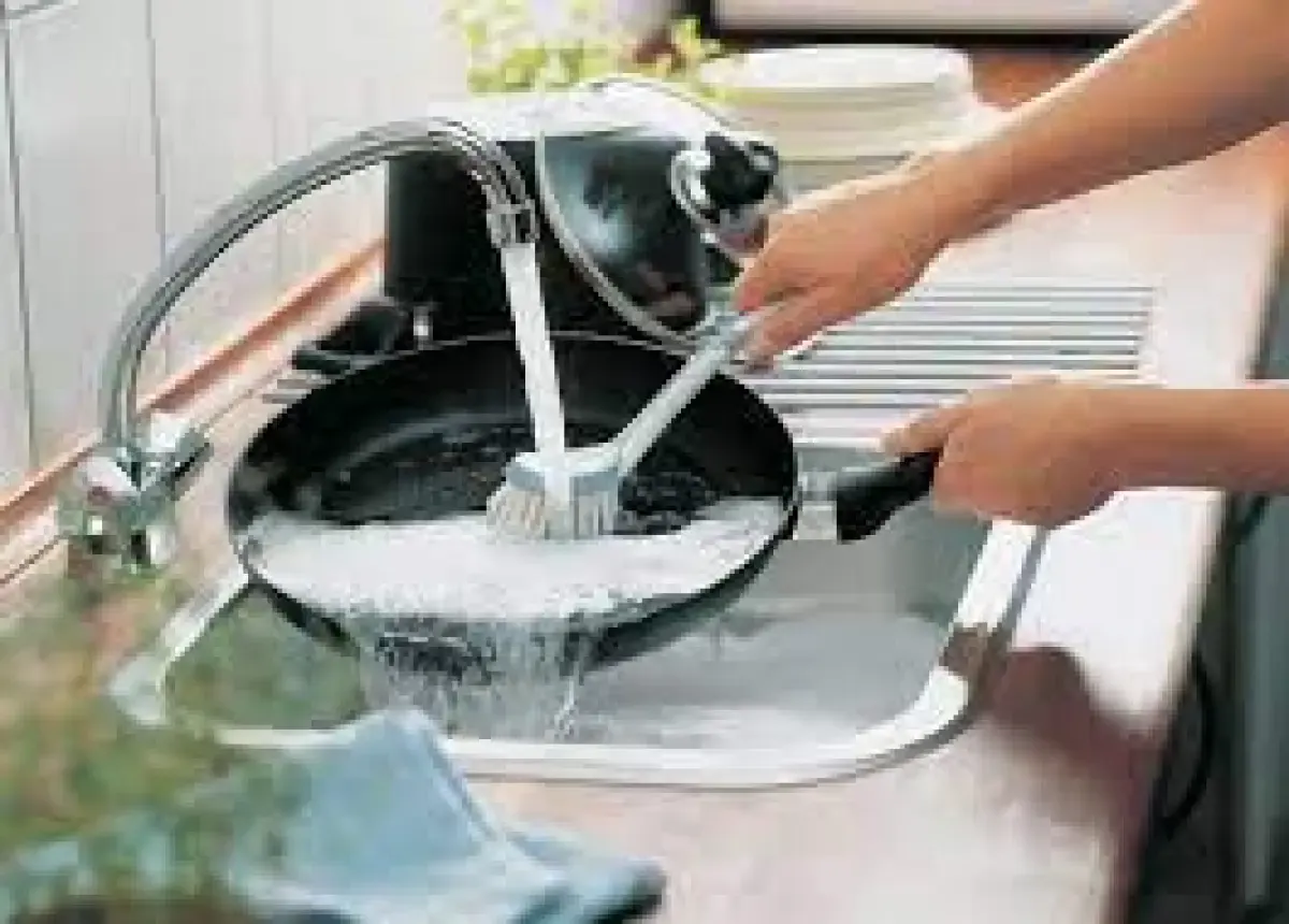 5 Cara Cepat Bersihkan Noda Bandel di Peralatan Dapur, Gampang Ternyata! (ShutterStock)