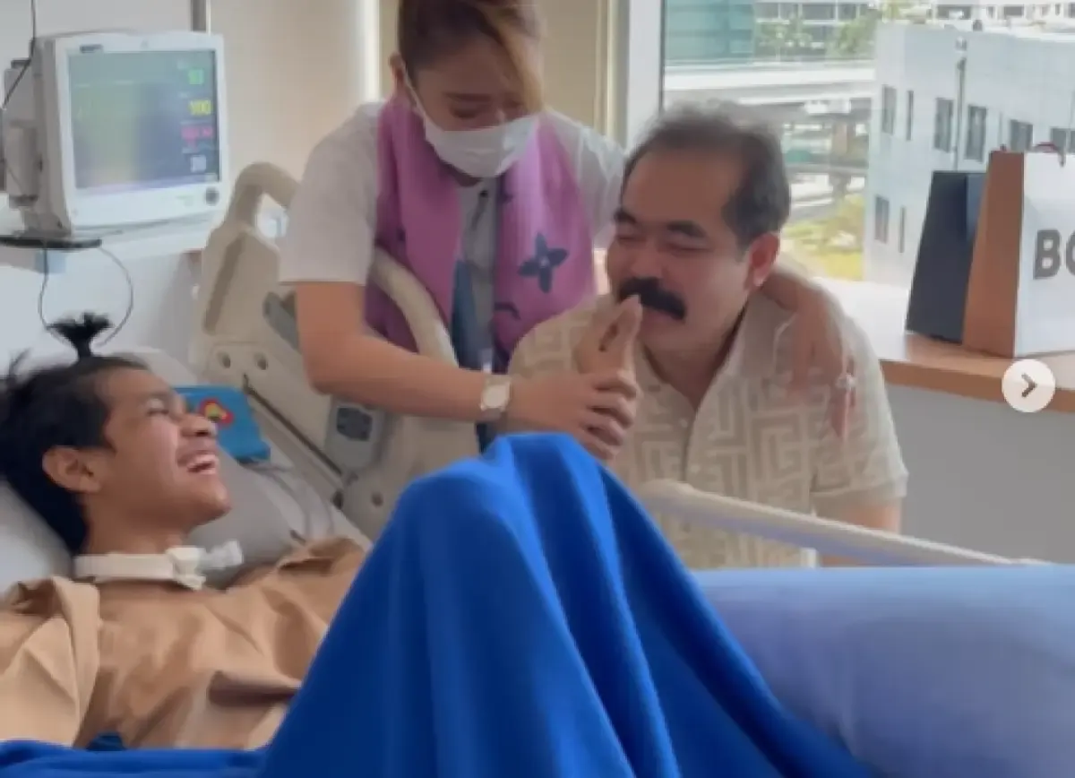 Momen kumis Adam Suseno yang dipegang oleh David Ozora. (Sumber : Instagram/inul.d)