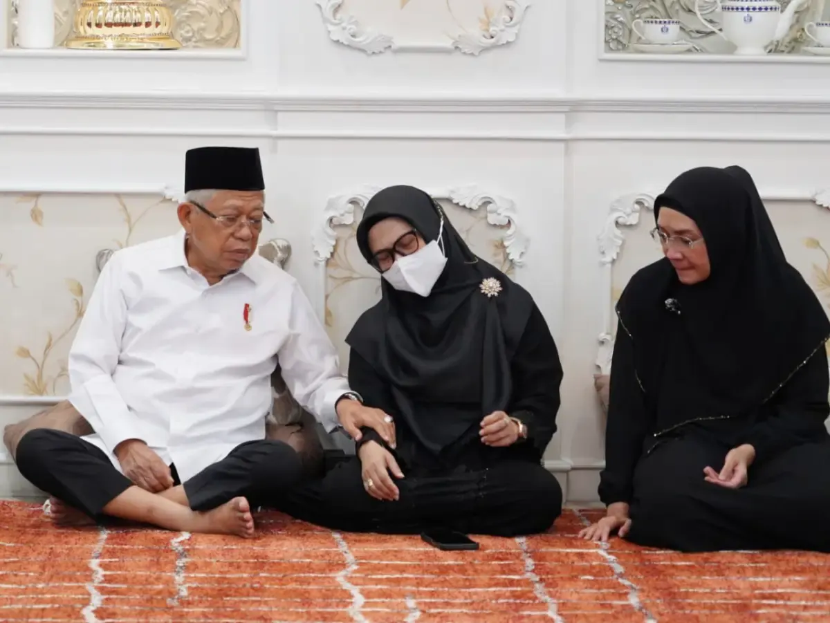 Ma'ruf Amin takziah ke rumah duka Rapsel Ali di Makassar (Sumber : Twitter/Kiyai_MarufAmin)