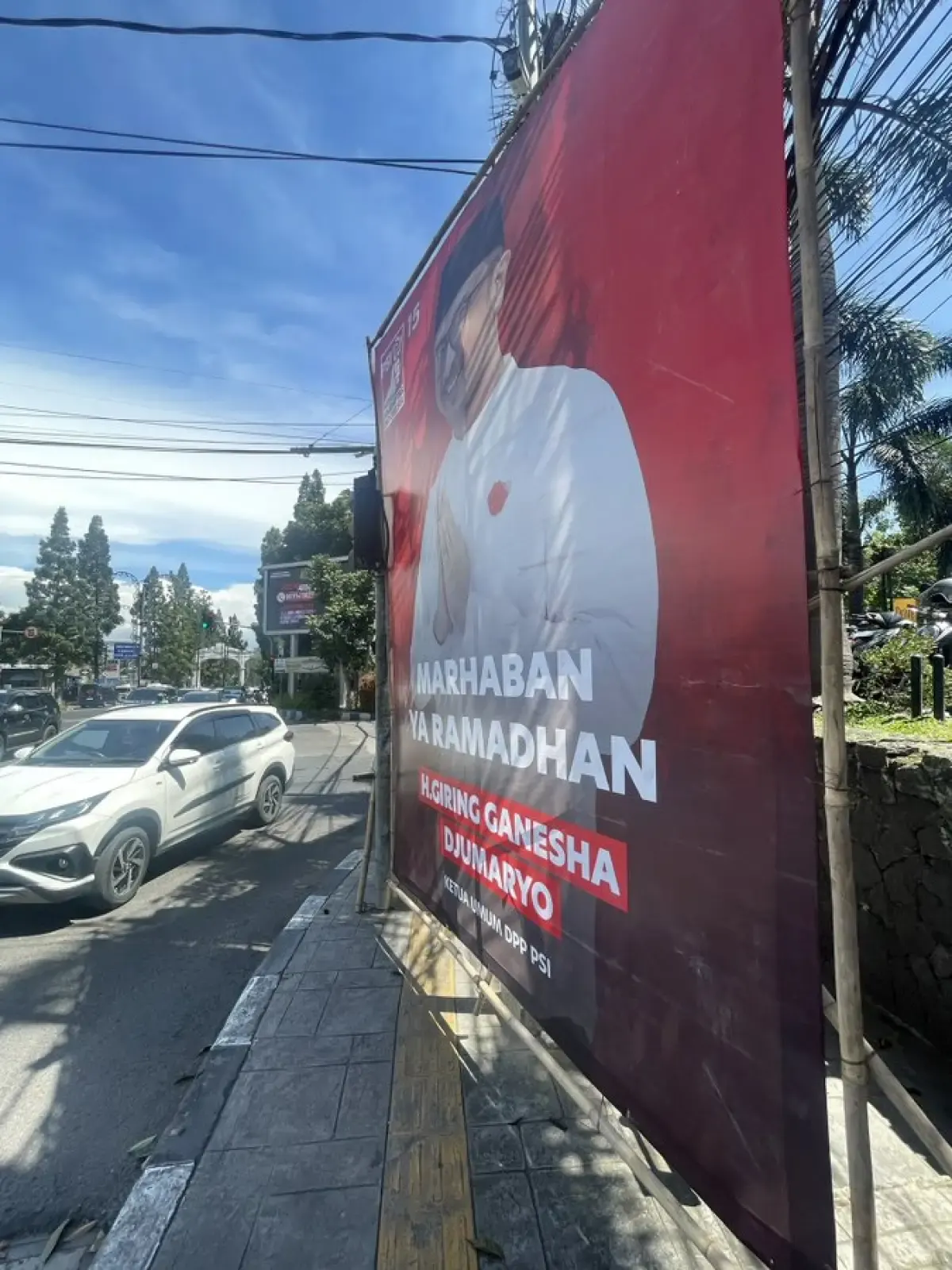 Baliho Ketua Umum PSI Giring Ganesha menutup trotoar di Bandung (Sumber : Twitter/adriansyahyasin)