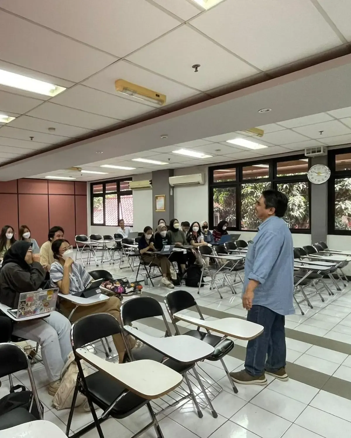 Potret Ade Armando sedang mengajar (Sumber : Instagram/adearmando_official)