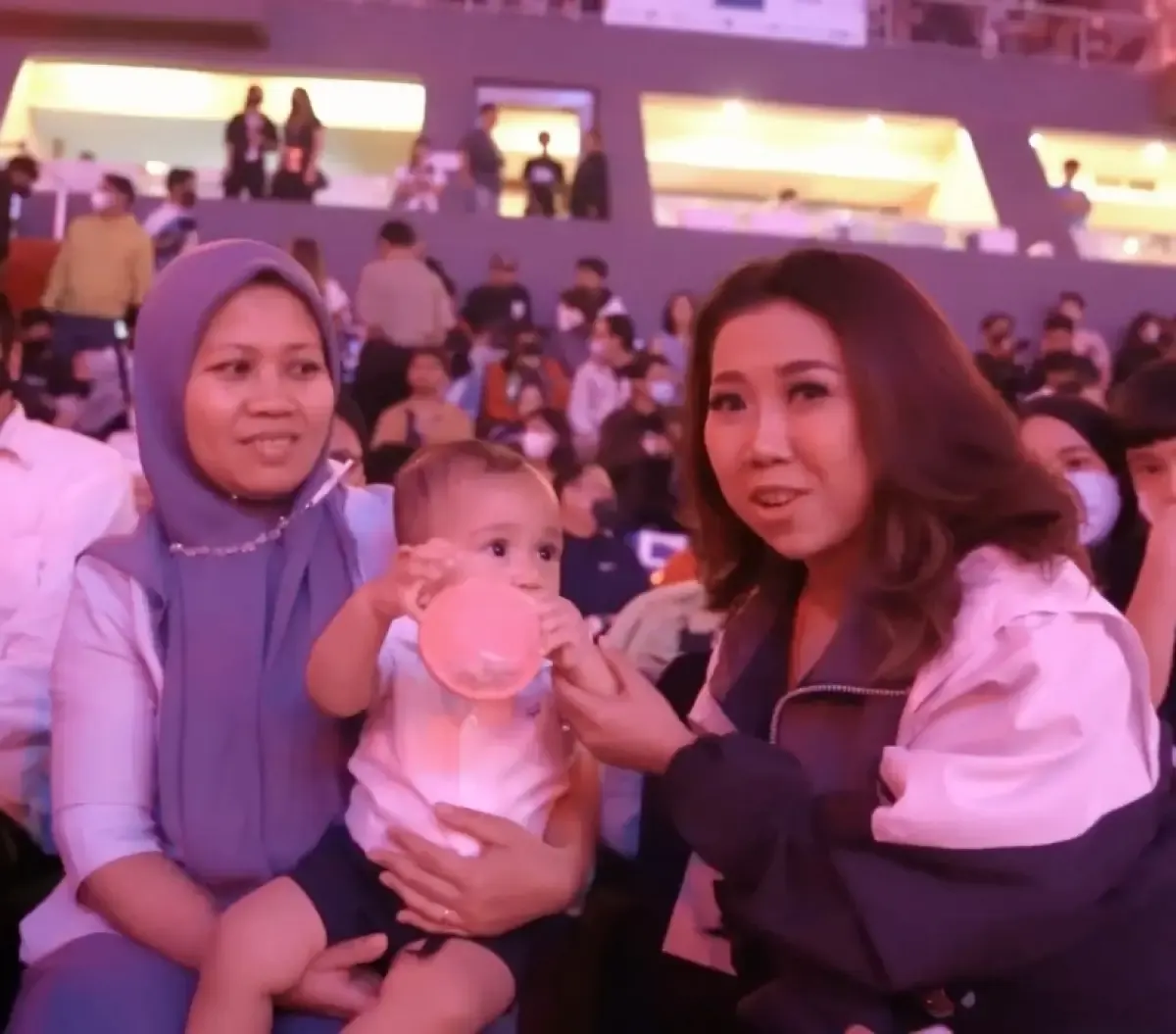 Potret Kiky Saputri dengan Rayyanza dan Sus Rinu (Sumber : YouTube/Kiky Saputri)