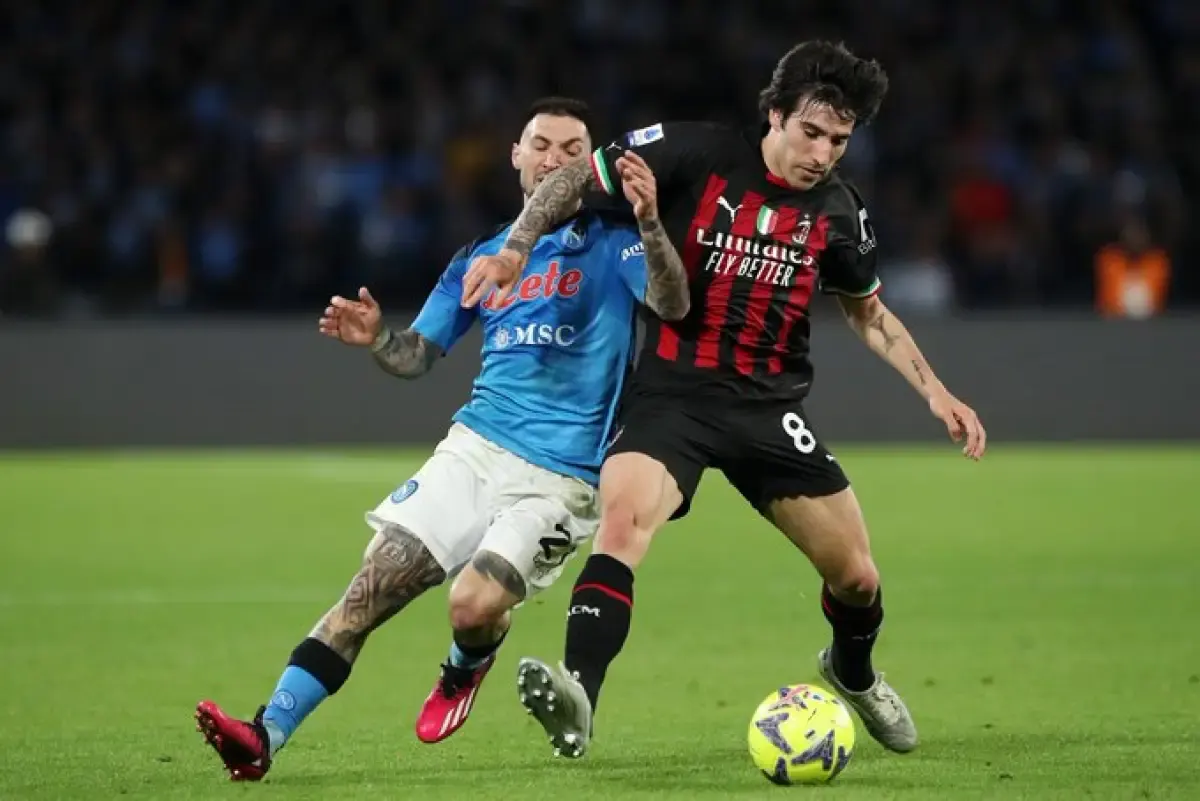 Ilustrasi pertandingan Liga Champions Eropa antara AC Milan vs Napoli (Sumber : TWITTER/@HeadlinersBets)