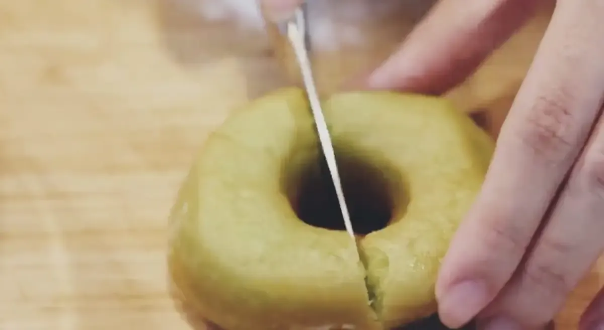 Cara Bikin Donat Kentang Pandan Chubby, Bisa Jadi Menu Buka Puasa Nih! (FOTO: YouTube/ Devina Hermawan)