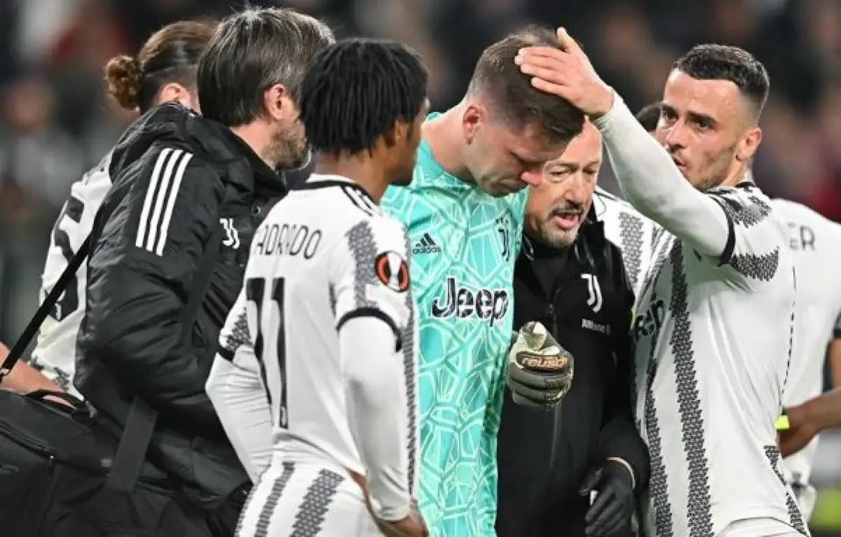 Momen kiper Juventus Wojciech Szczesny sempat alami kesulitan bernapas.  (Sumber : football-italia.net)