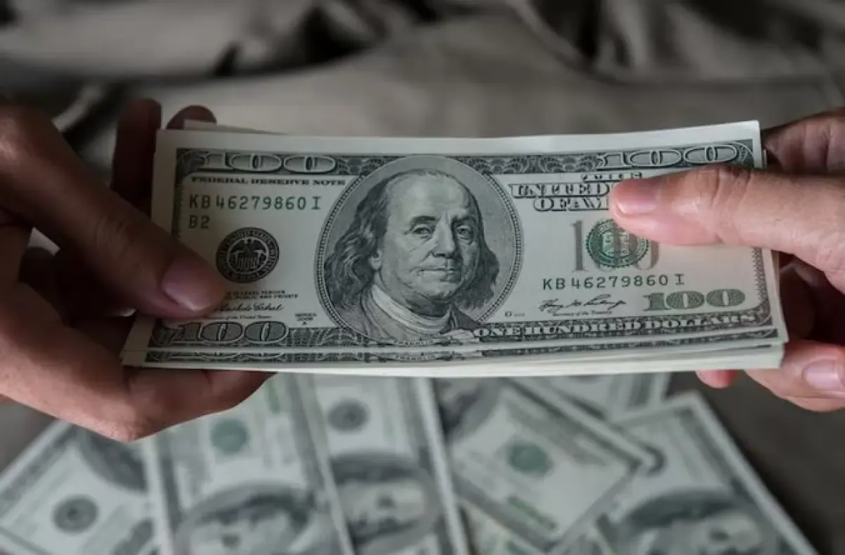 Ilustrasi uang dolar (Sumber : Freepik.com)
