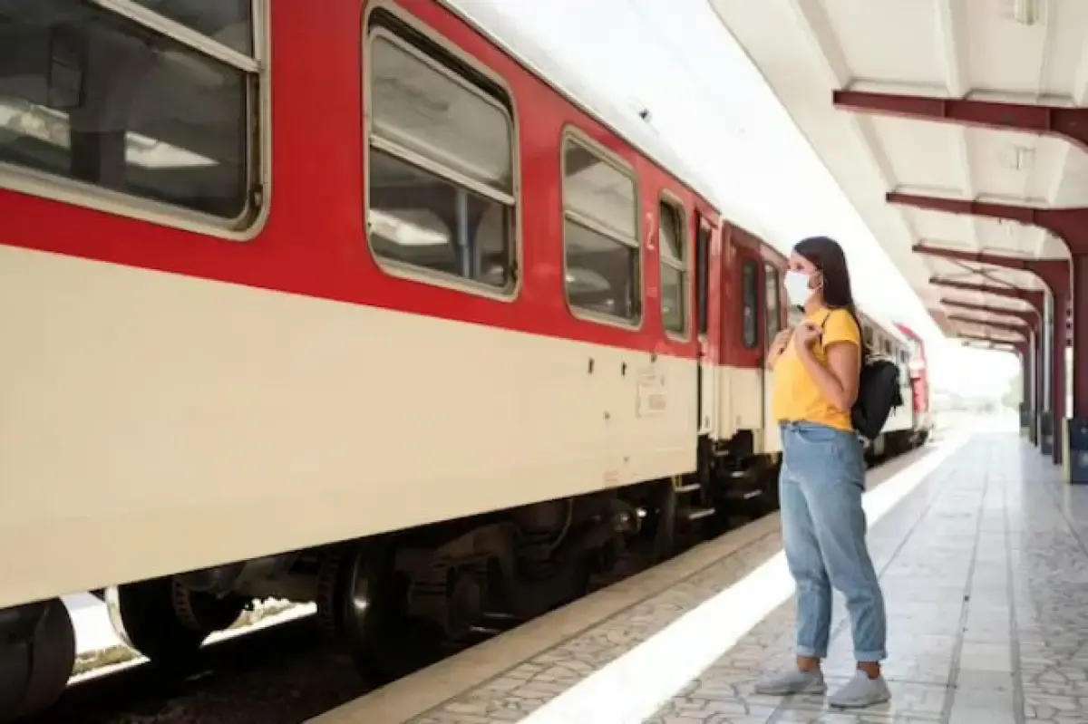 Ilustrasi naik kereta api (Sumber : Freepik.com)