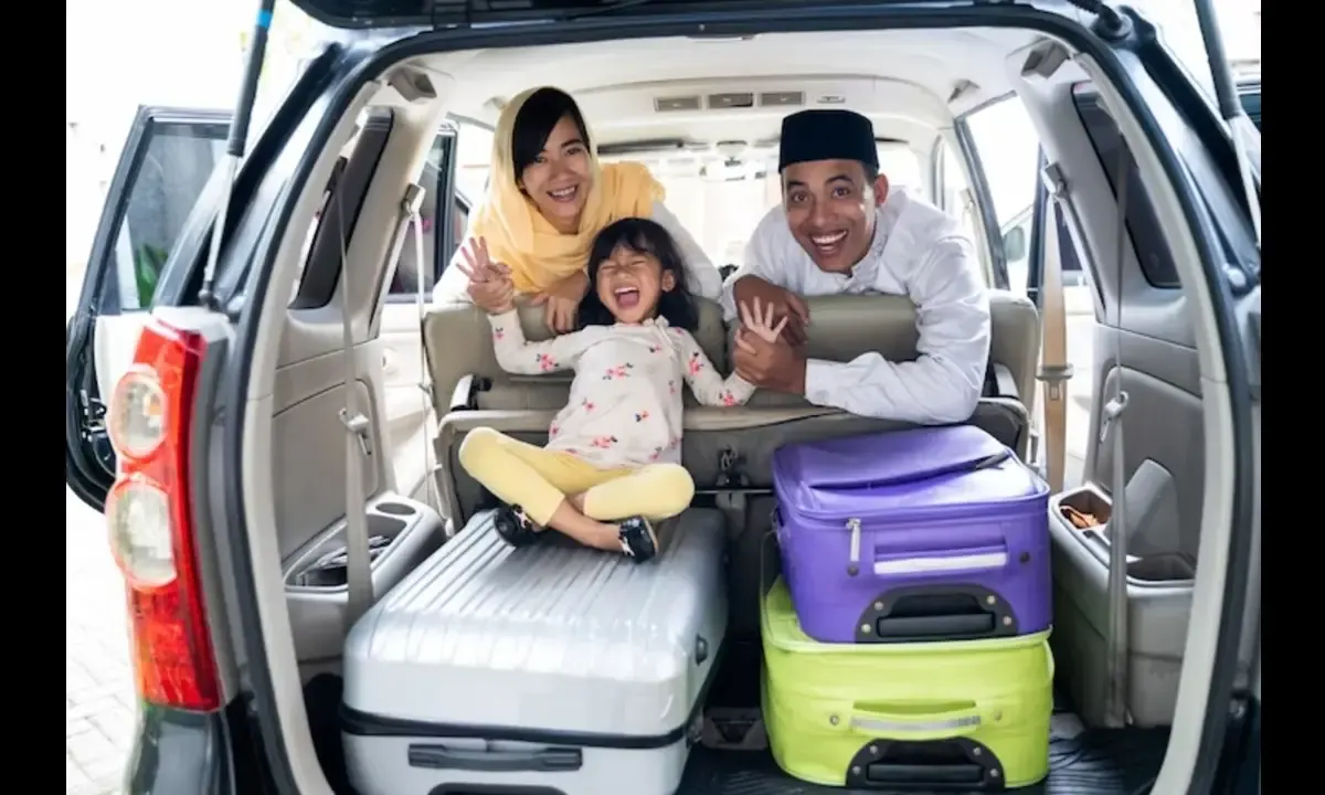 Ilustrasi mudik lebaran 2023 menggunakan mobil (Sumber : Freepik.com)