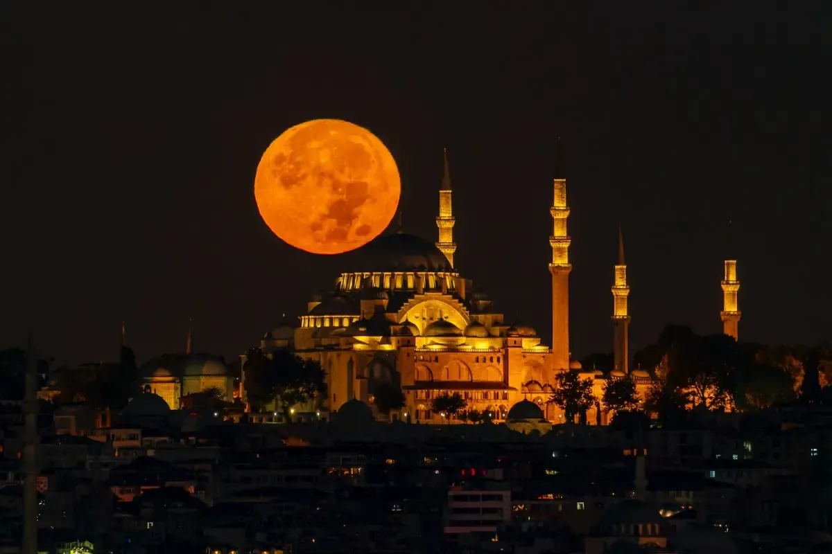 Ilustrasi malam lailatul qadar. (Sumber : pexels.com/Yasir Gürbüz)