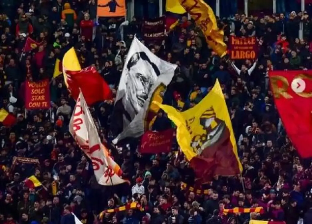Pendukung AS Roma memenuhi Stadion Olimpico saat laga vs Udinese, Senin (17/4/2023) dini hari wib.  (Sumber : Instagram/officialasroma)