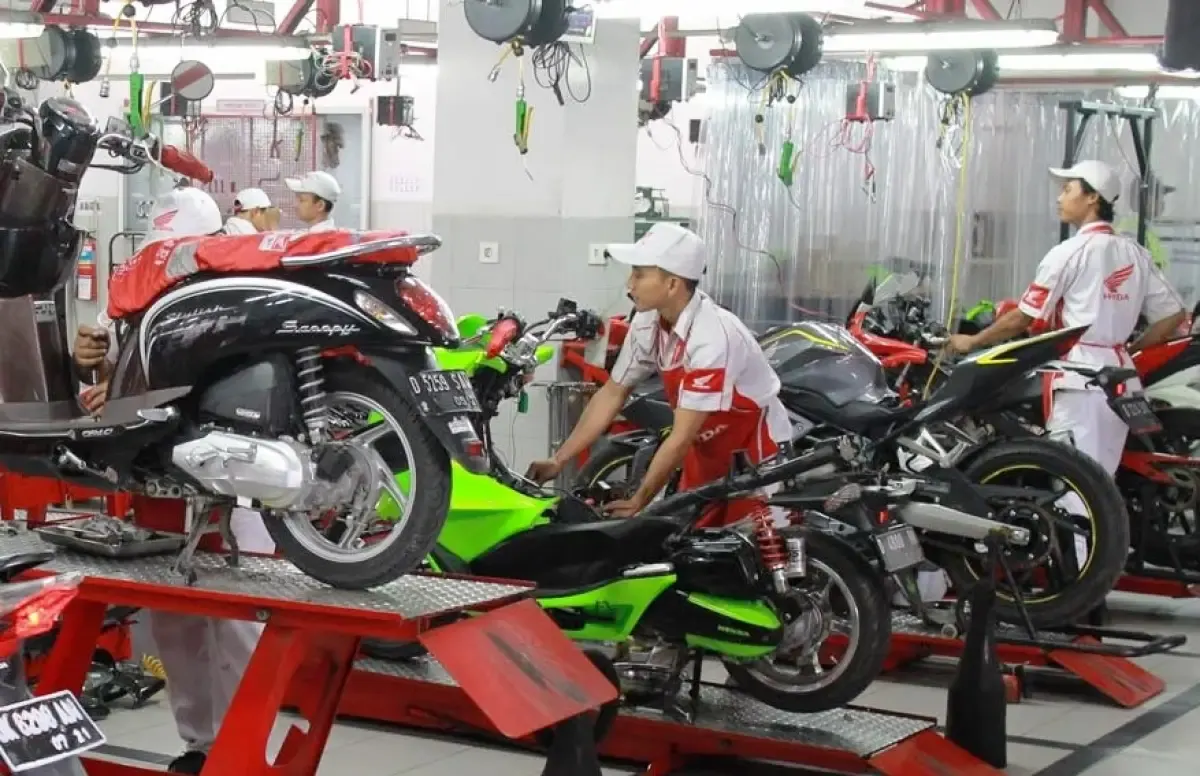 Ilustrasi servis berkala motor Honda (Sumber : astramotor.co.id)