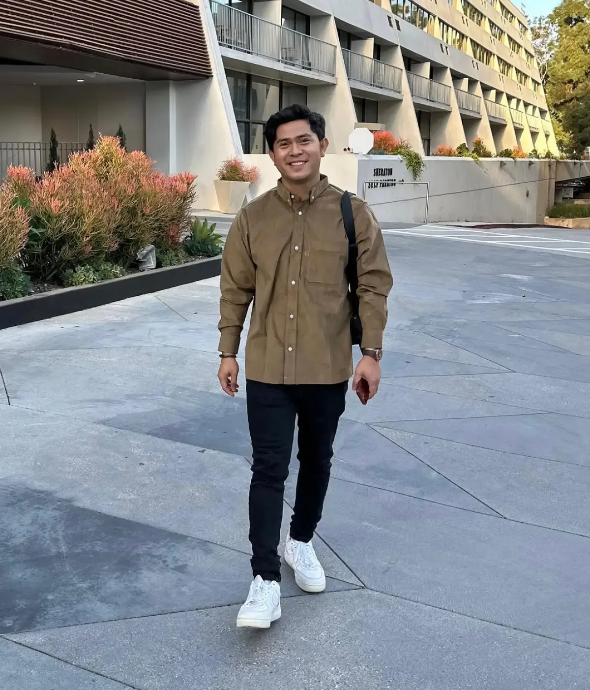 Lirik Lagu Kekasih Bayangan Oleh Cakra Khan, Cocok Nih Buat Kamu yang Terjebak Friendzone (Sumber : Instagram/@cakra.khan)