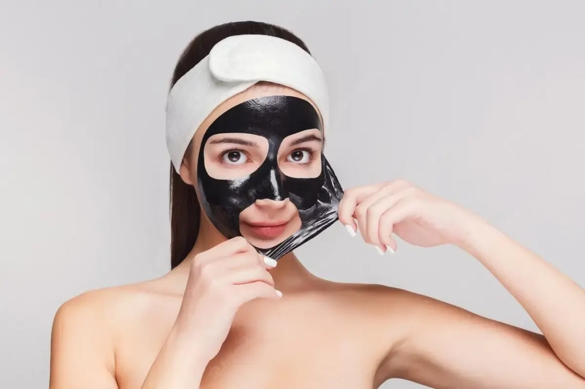 Maskeran Pakai Peel off Mask yang Lagi Ngetren, Apa Manfaatnya? (FOTO: Freepik.com/prostock-studio)